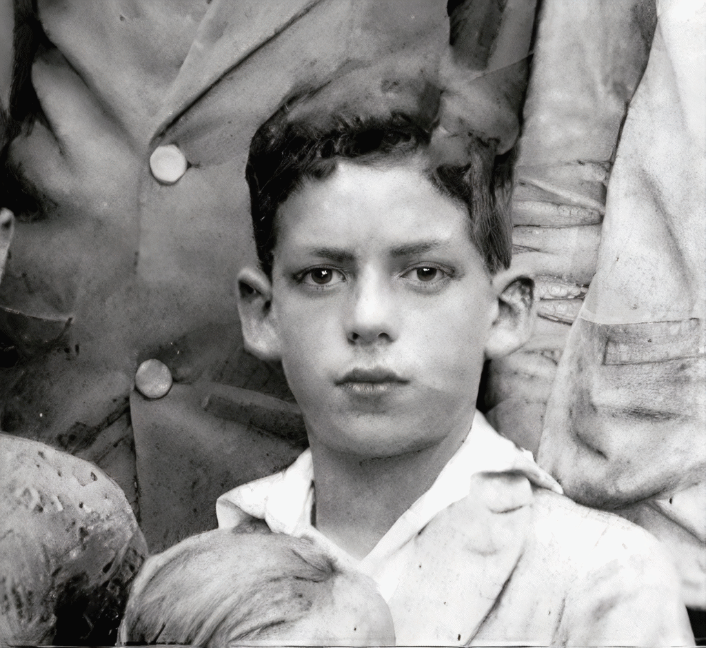 Inicio de sus estudios en la ciudad de Bogotá en el tradicional colegio San Bartolomé. 