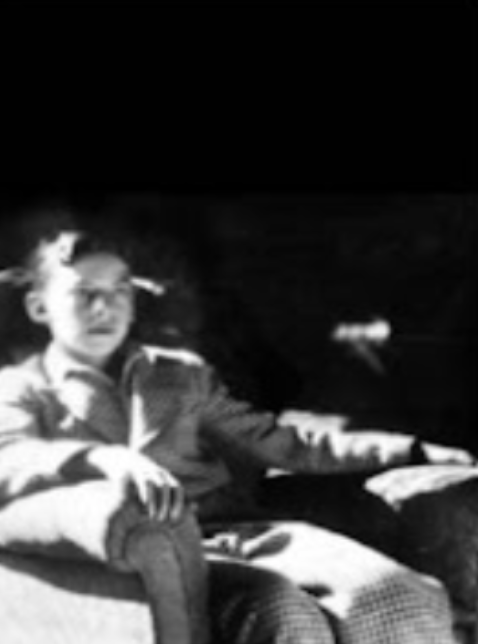 Viaja a la ciudad de París para continuar sus estudios en Saint Louis y a la ciudad de Bruselas para estudiar en Saint Michel. 