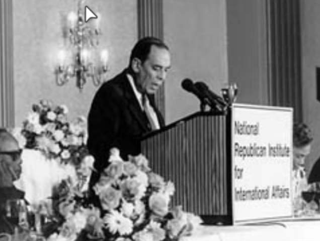 Director de “El siglo” con su Padre Laureano Gomez desde 1949 hasta 1953, fue Senador de la República siendo miembro de la Comisión de Estudios Constitucionales, hizo parte de la Asamblea Constituyente de 1952.